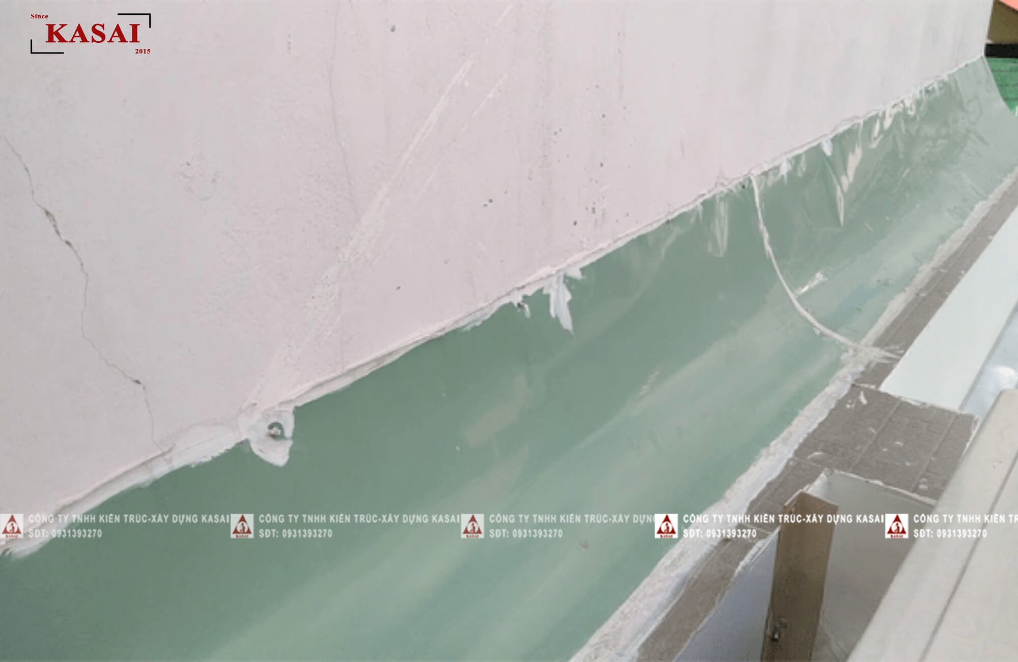 Chống thấm tường nhà bị nứt khe tiếp giáp nhà liền kề