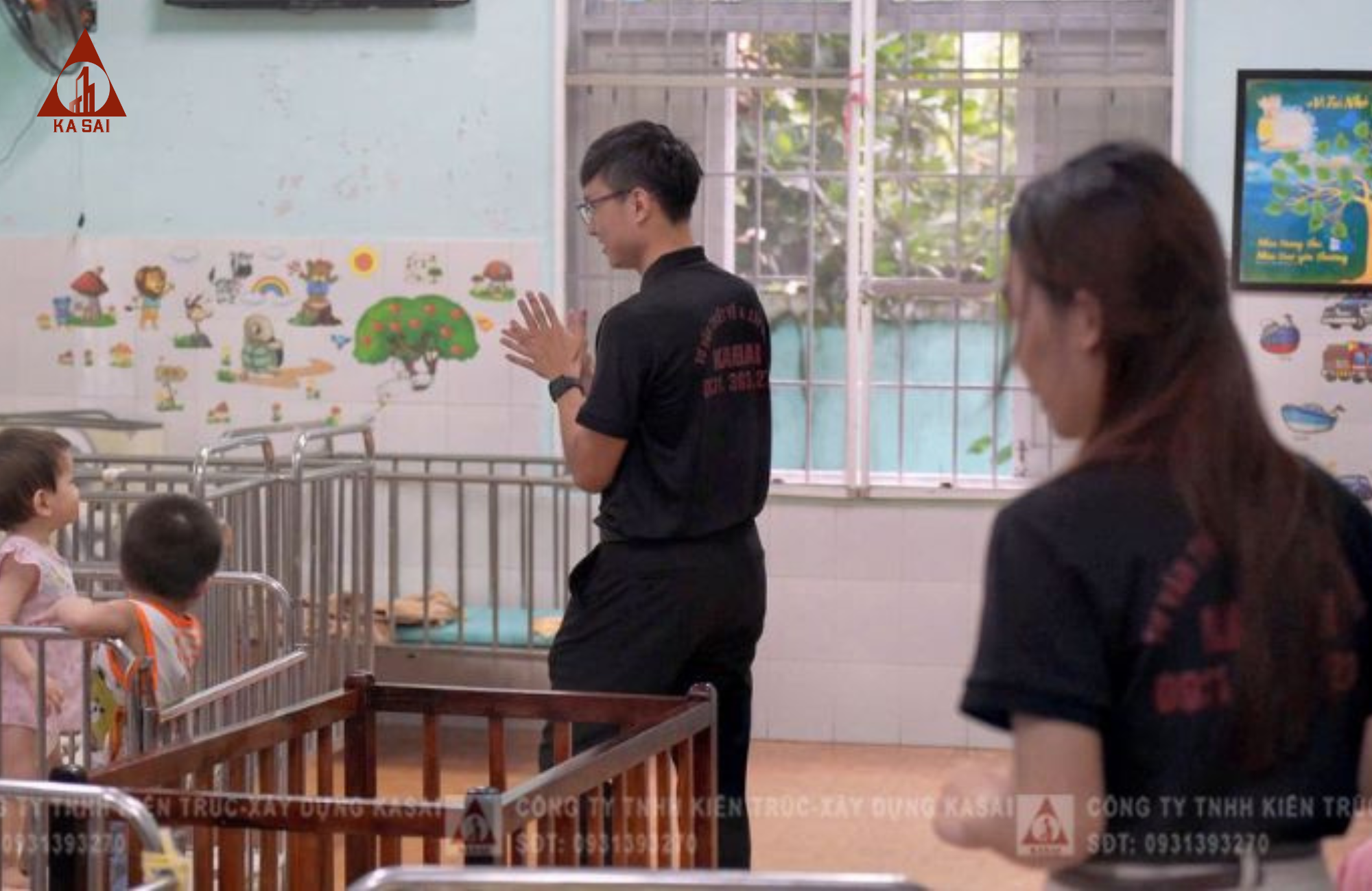Đại diện Kasai vui chơi cùng các bé tại trung tâm
