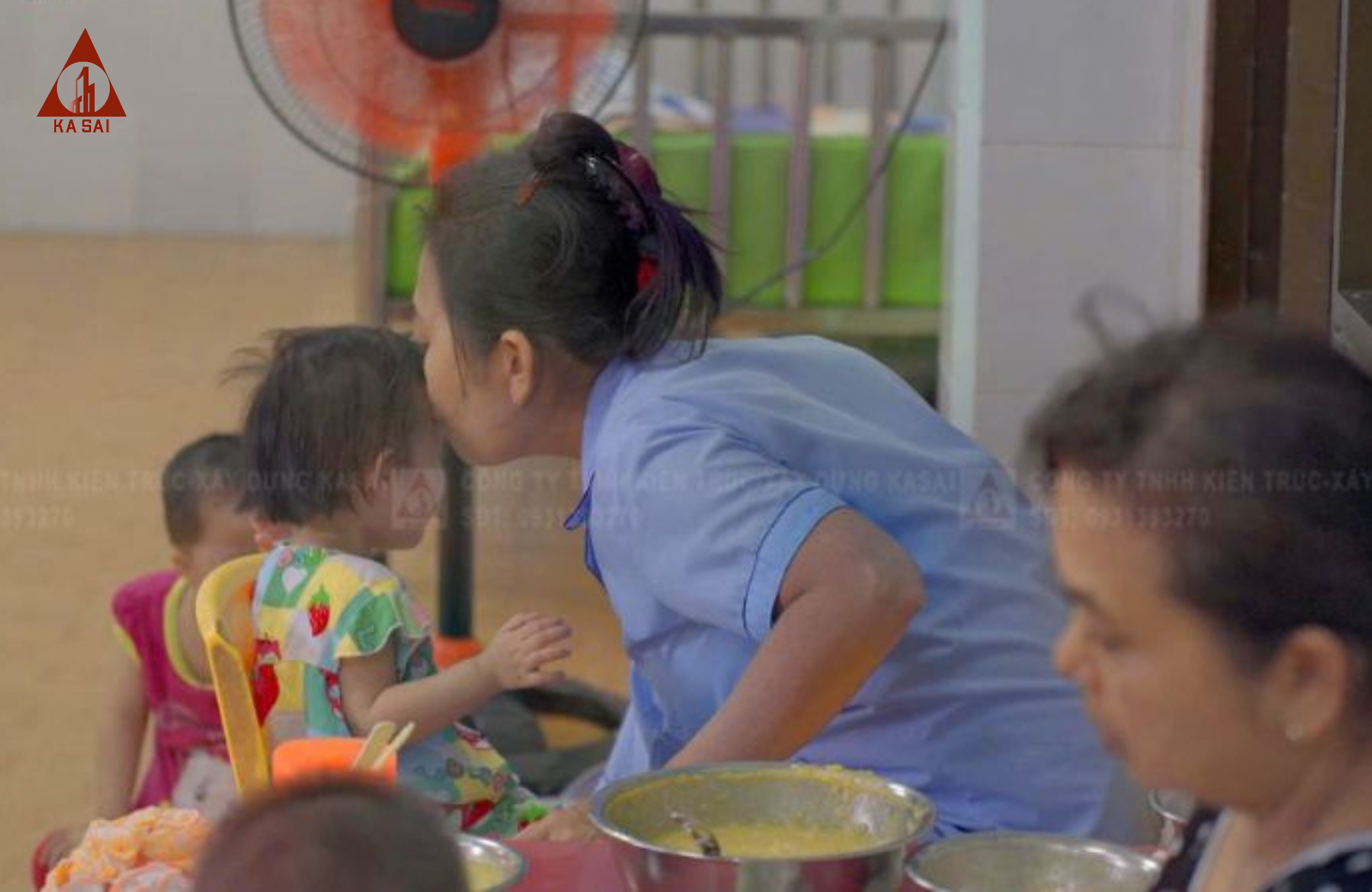 Cô bảo mẫu chăm sóc các bé
