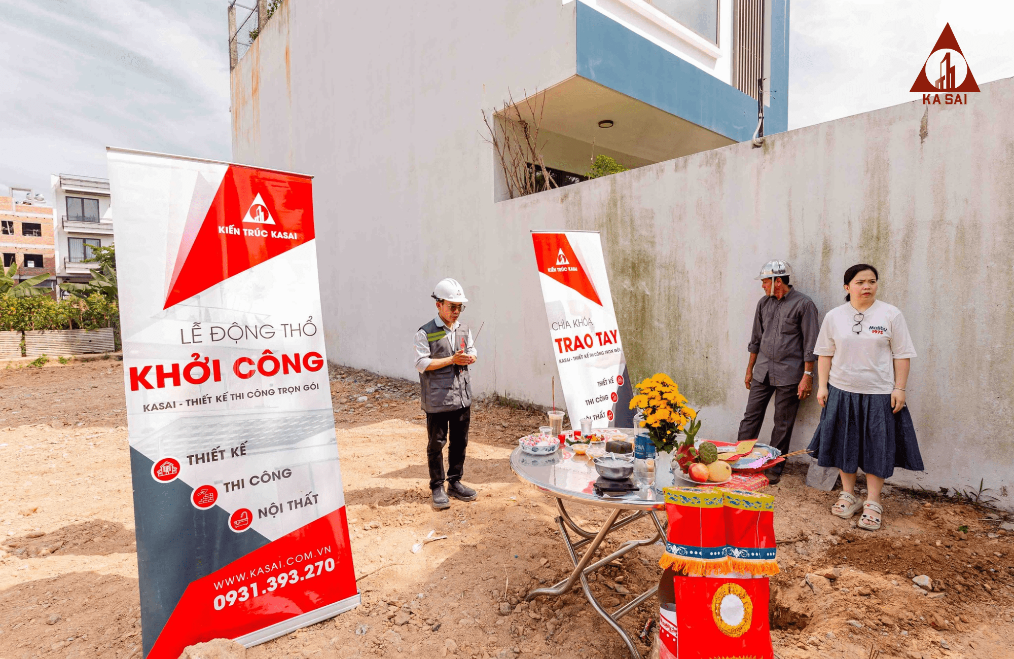 Đại diện công ty khấn lễ động thổ.