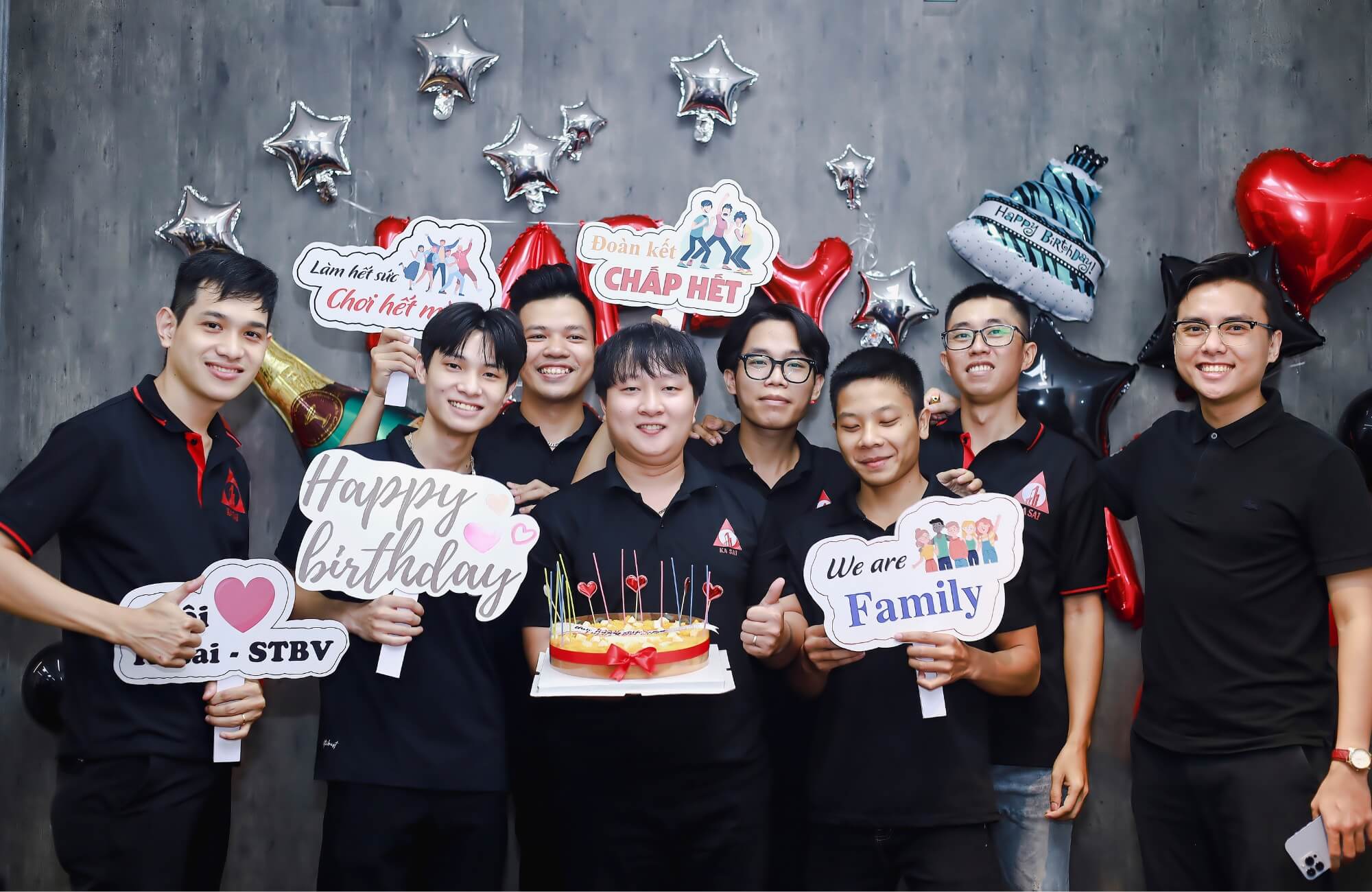 Đại diện KASAI chụp hình cùng nhân viên