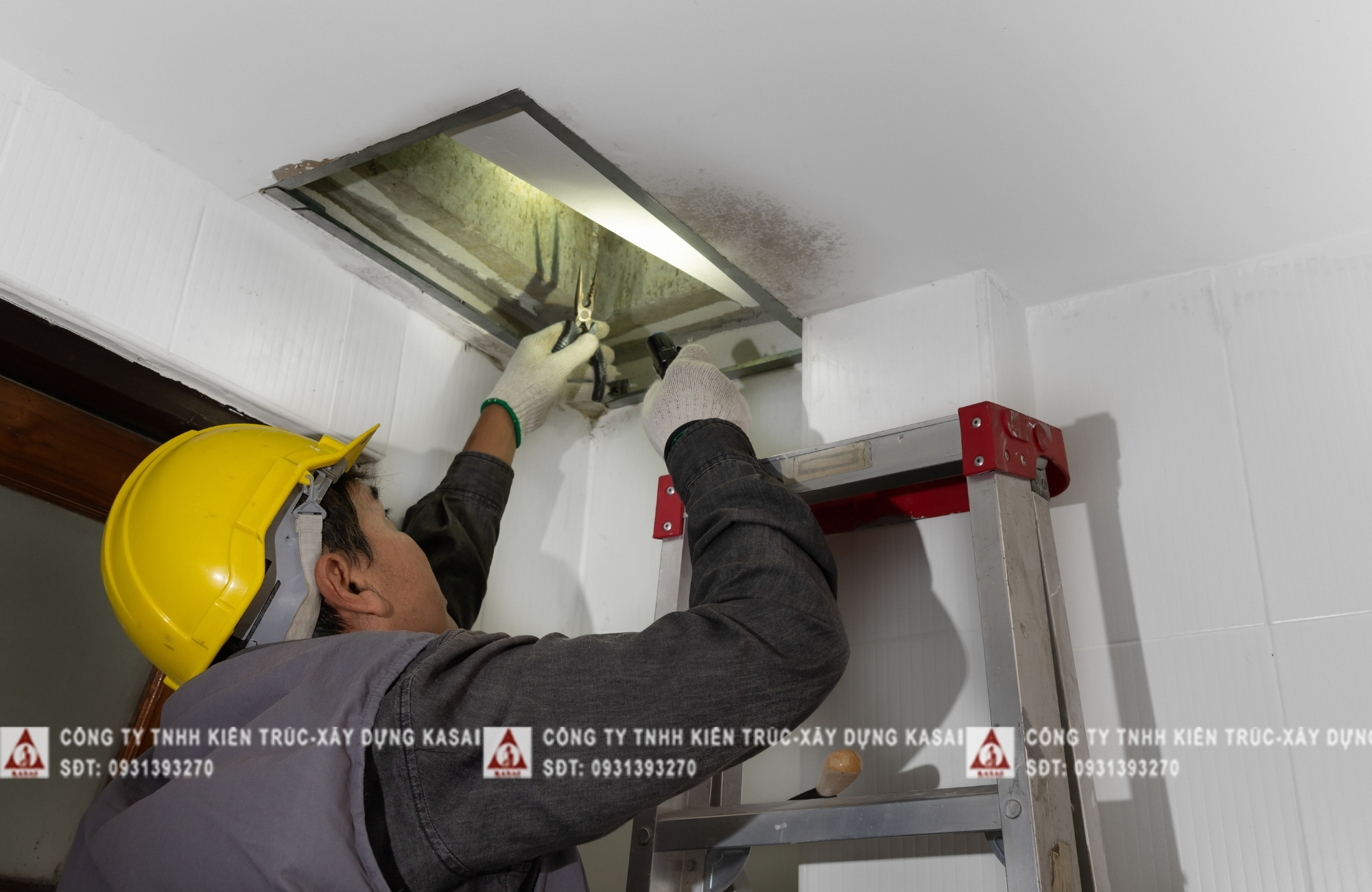 hệ thống nước bị rỉ nên tường bị ẩm mốc