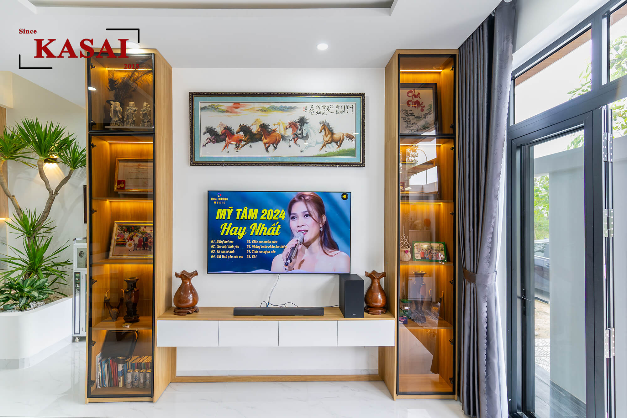 Phòng khách nhà anh Tuấn hiện đại