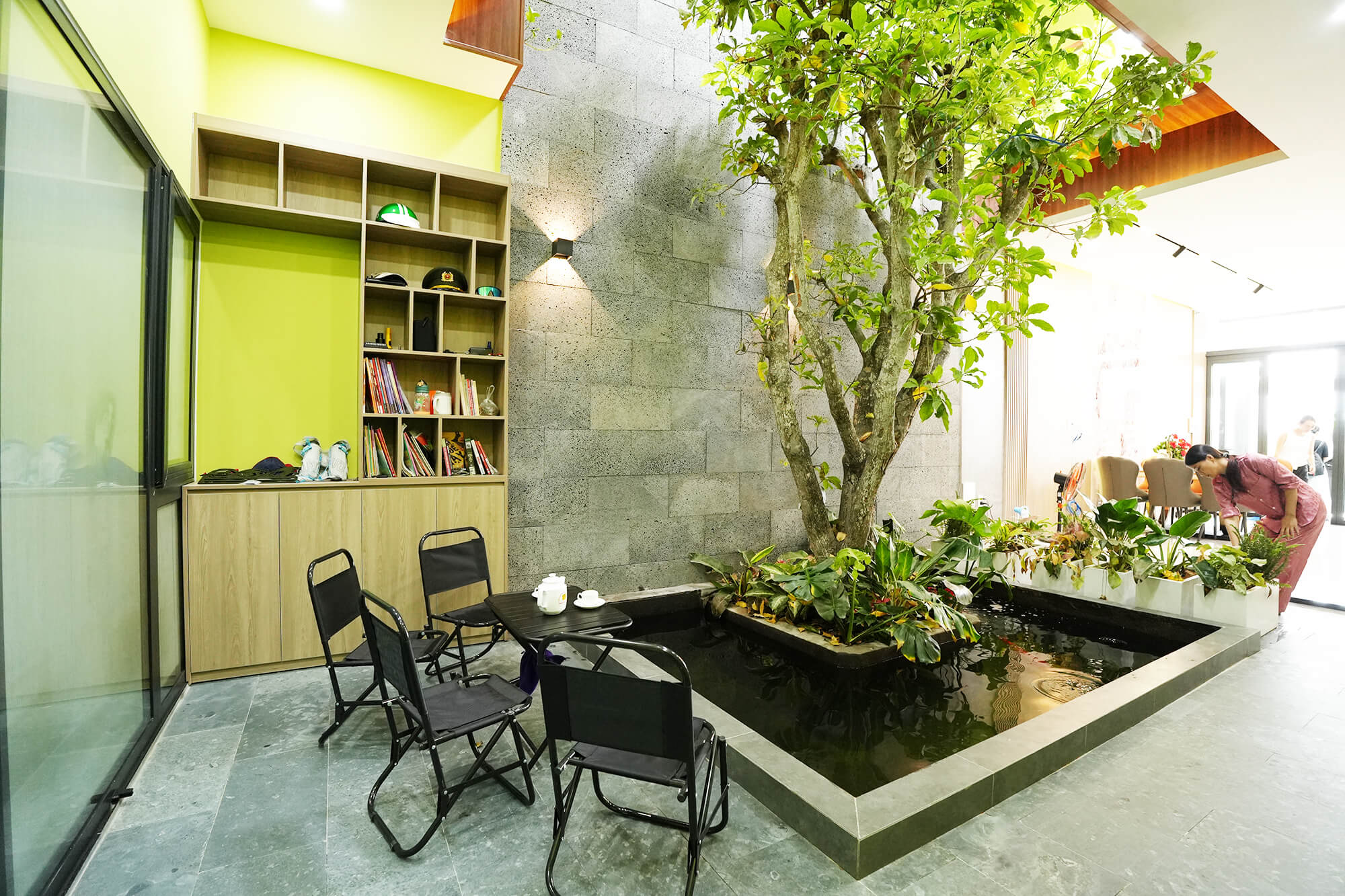 Hồ cá tiểu cảnh giữa nhà