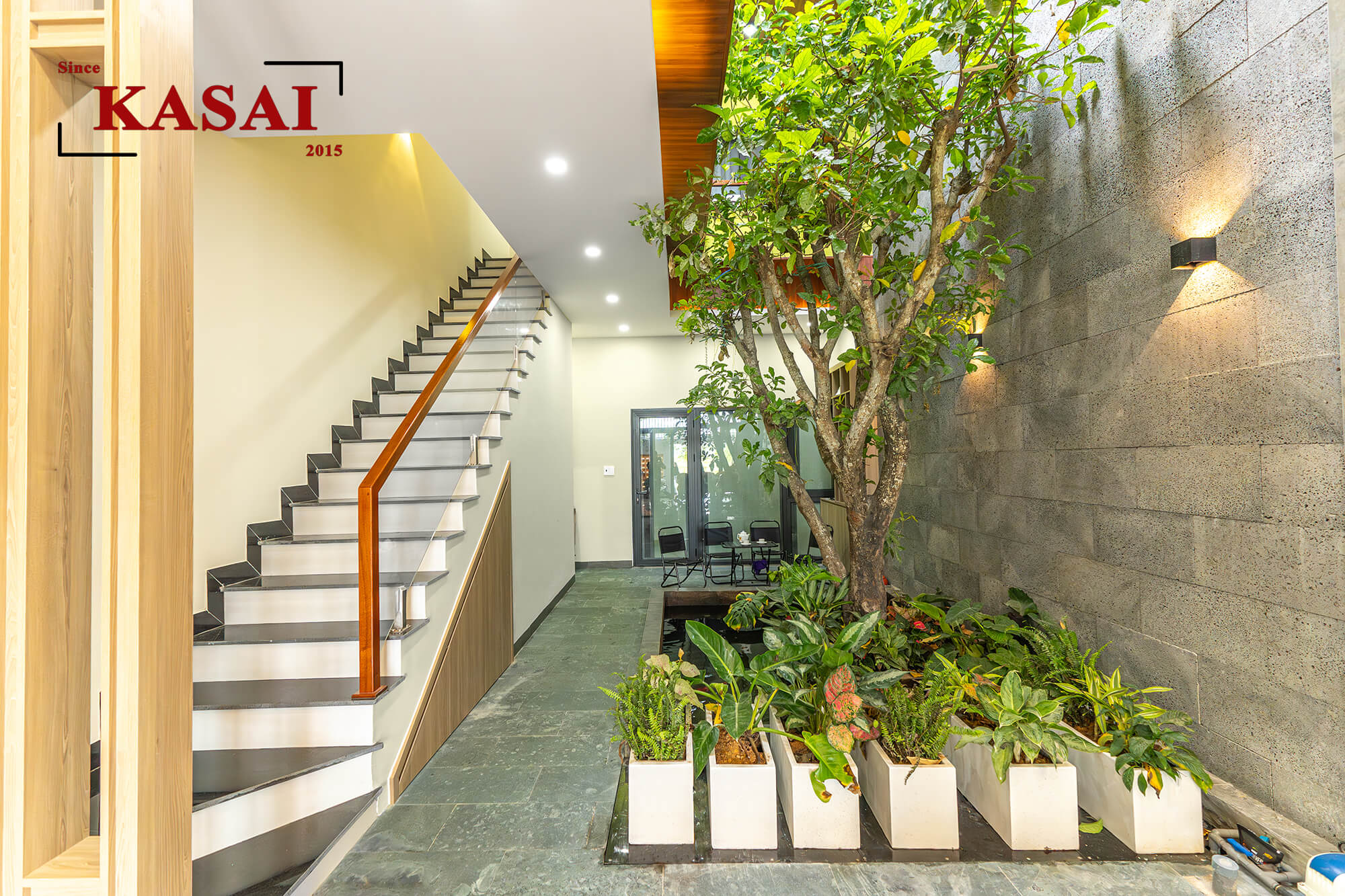 Khu vực hồ cá giữa nhà