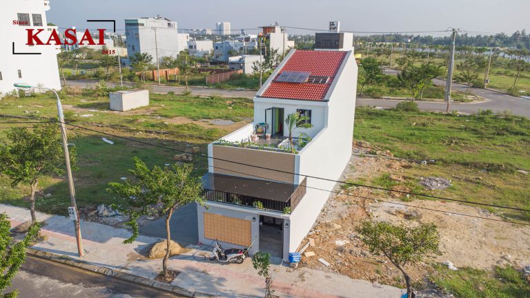 Nhà 2 tầng có hồ cá giữa nhà