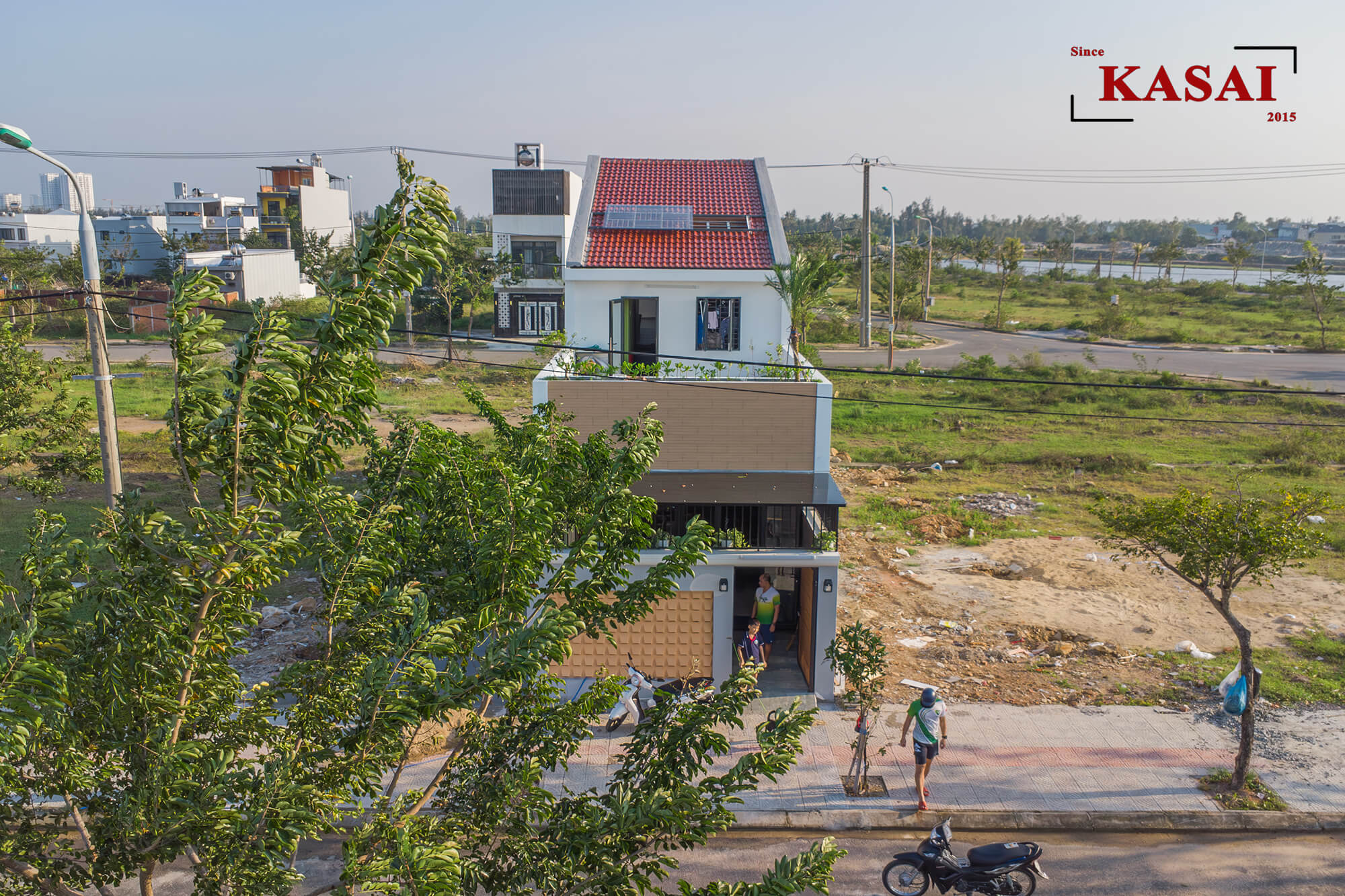 Nhà 2 tầng có hồ cá giữa nhà đẹp