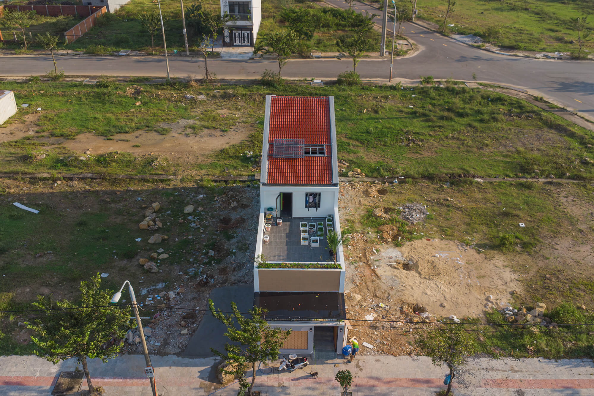 Thiết kế nhà 2 tầng có hồ cá giữa nhà