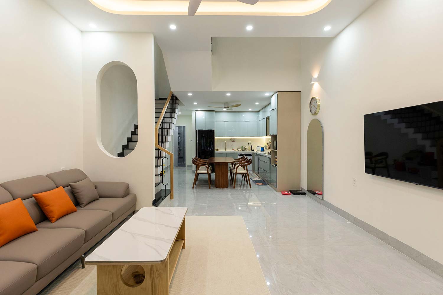 Phòng khách bếp tổ ấm 3 tầng 5x15m