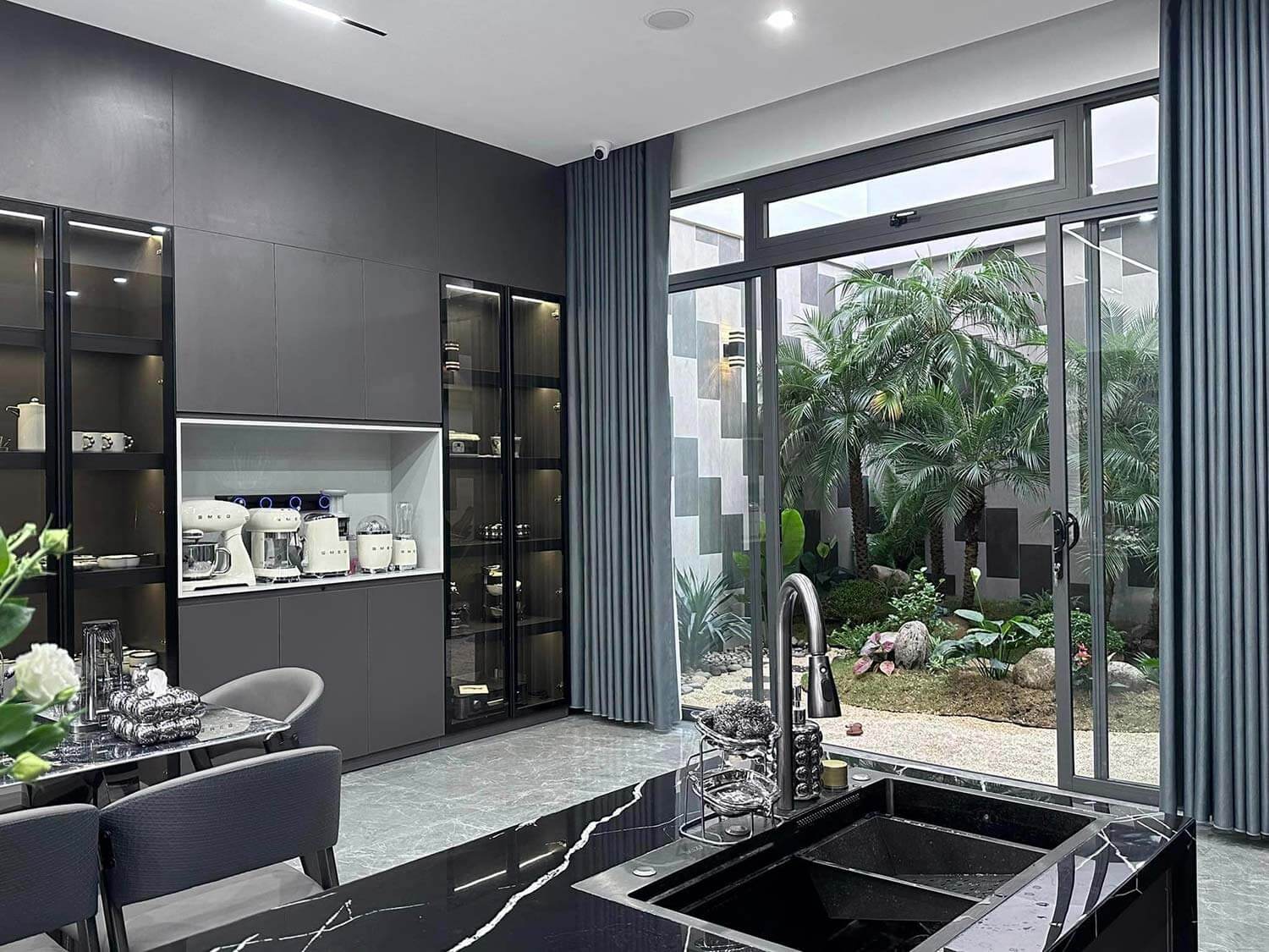 Phòng bếp nhà 2 tầng Vu's House