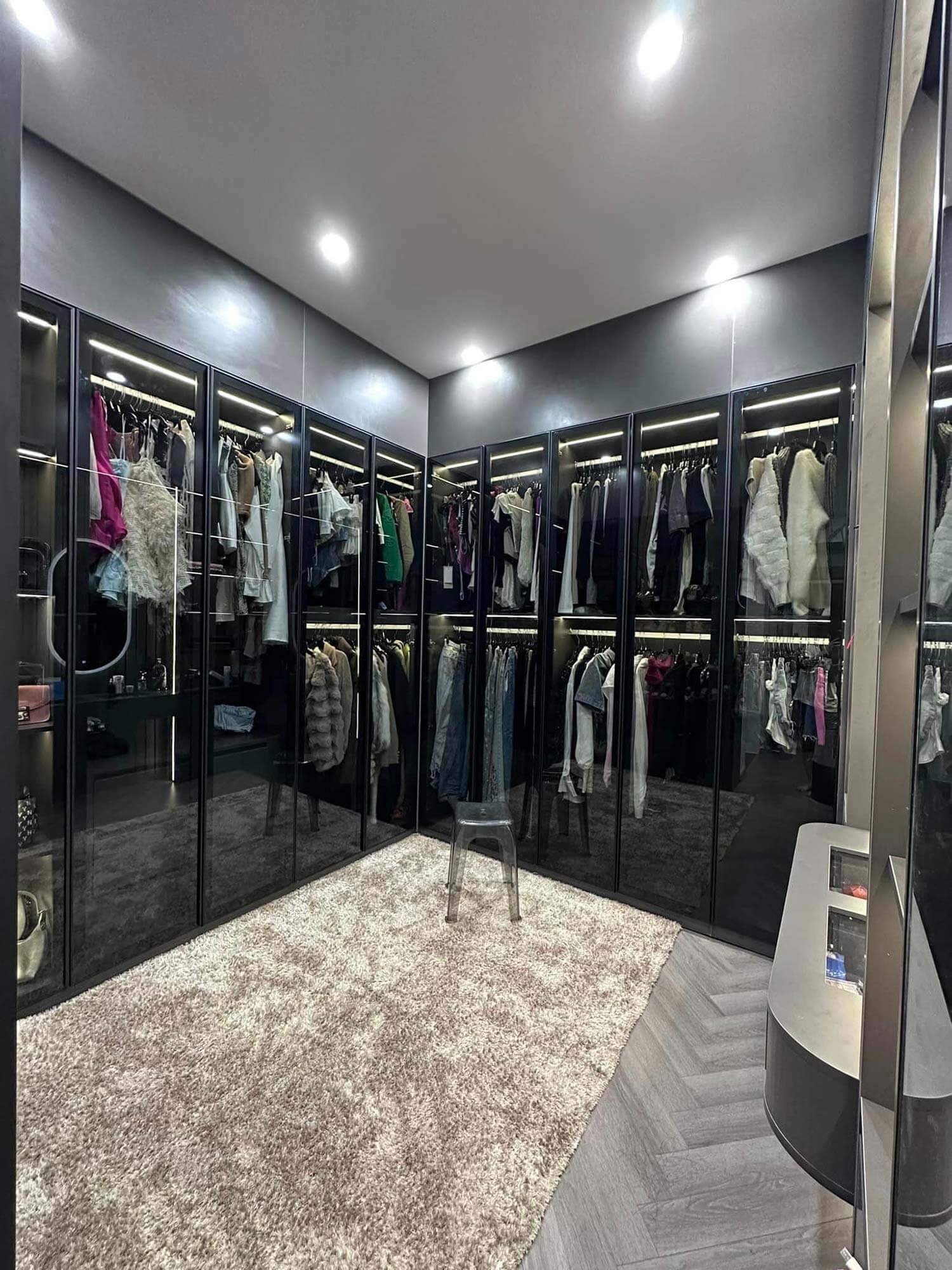 Phòng thay đồ nhà 2 tầng Vu's House