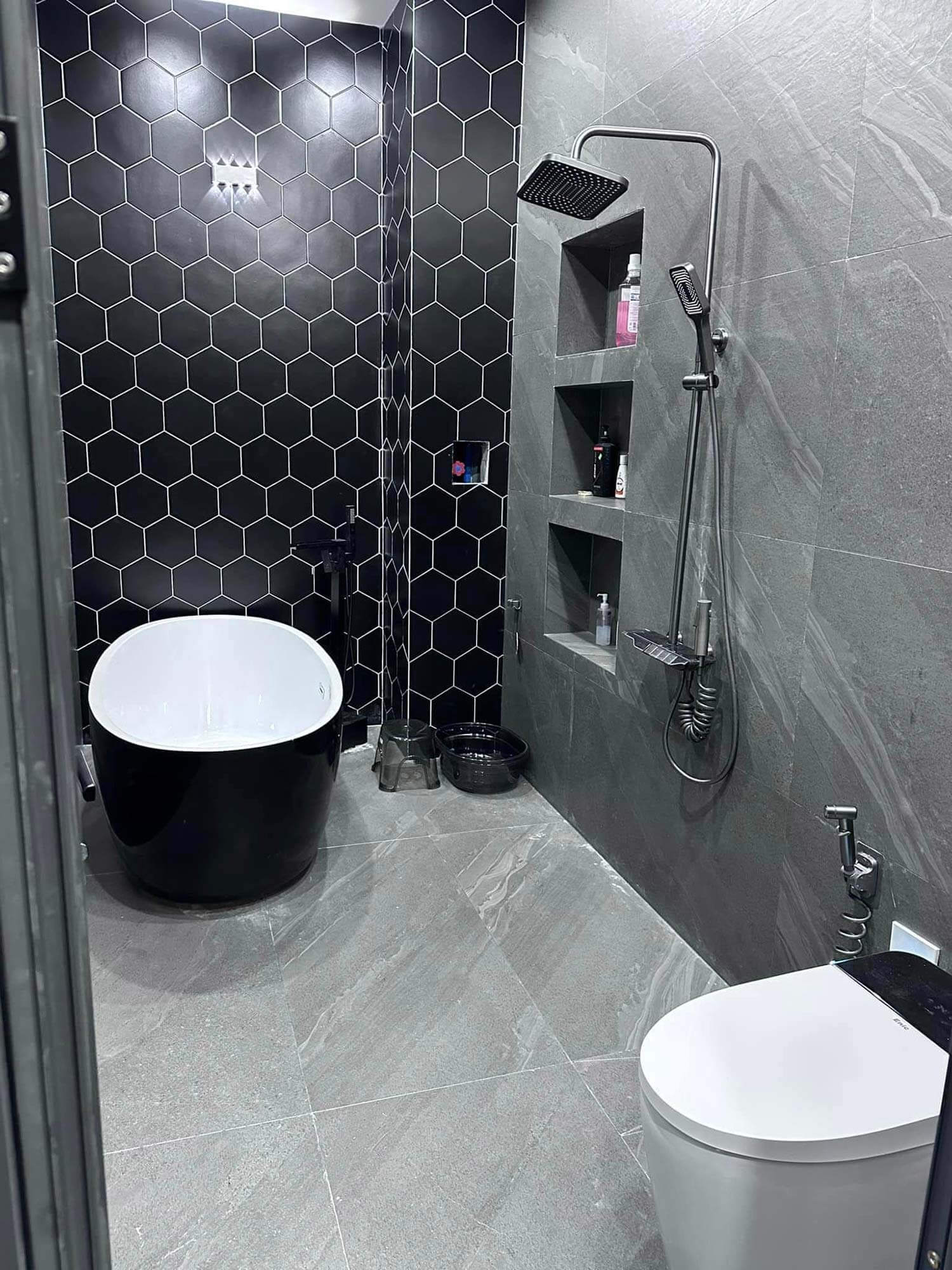 Phòng WC nhà 2 tầng Vu's House