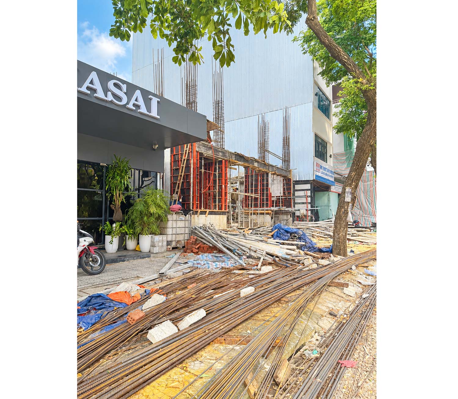Cách xây nhà bị kẹp giữa 2 nhà bằng bê tông toàn khối
